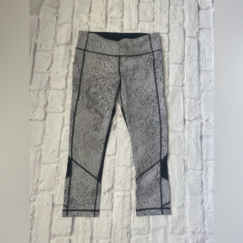 Lululemon Pace Revival Crop Power Luxtreme Spray Jacquard White Black Size 8
